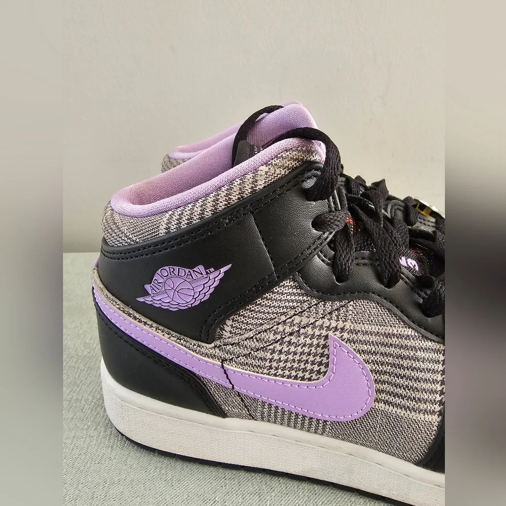 NIKE Air Jordan 1 Mid SE GS Houndstooth & Lilac Youth Sneakers - Picture 4 of 8